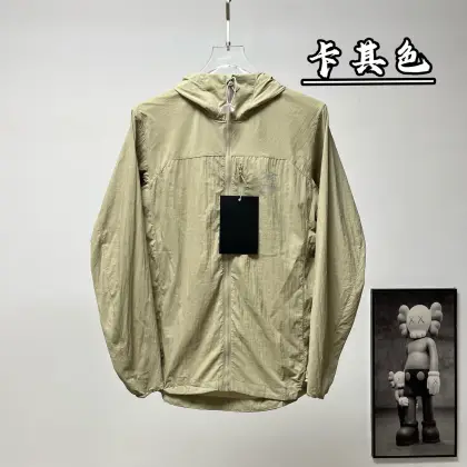 (顶级版本) ARC‘TERYX |始祖鸟P72连帽防晒衣 货号:S038 颜色:黑色、灰白、米白、藏青、卡其色、橙色、竹月蓝、破晓蓝、层云蓝、绿拼接、粉色 推出的P72系列连帽防晒衣,主打春夏户外防晒与轻量防护场景 ✅ 夏季户外徒步、露营、登山,应对紫外线与多变天气 ✅ 日常通勤、逛街、差旅,搭配T恤、短袖衬衫都适配 ✅ 轻运动场景,比如慢跑、骑行、健身房训练,透气不闷汗 ✅ 周末出游、城市漫步,防晒清爽又自带质感 ✨ 1. 功能性面料:采用高密锦纶防晒面料,具备UPF120+专业防晒效果,可有效阻隔紫外线;面料轻量透气,自带凉感,夏季穿着清爽不闷汗;搭配DWR防泼水涂层,可应对突发小雨和潮湿环境,同时面料抗撕裂、易收纳,方便户外携带. 2. 实用细节设计: ◦ 连帽设计,可全方位保护颈部、面部,避免阳光直射; ◦ 全拉链开合设计,穿脱方便,也可根据需求调节透气度; ◦ 胸前带有始祖鸟刺绣/印花标识,低调提升品牌辨识度; ◦ 绿拼接款采用撞色拼接设计,增加视觉层次感,同时不同面料分区提升了关键部位的耐磨与透气性能; ◦ 下摆与袖口采用微收设计,可防止风灌入,也能防止蚊虫侵入. 3. 版型剪裁:宽松休闲的落肩版型,对身材包容度高,不挑肩宽与体型,兼顾户外实用性与日常穿搭的休闲感,叠穿T恤、卫衣也毫无压力. 🏔️ 始祖鸟(ARC'TERYX)作为加拿大高端户外品牌,以硬核的户外科技和极简的设计美学著称.这款P72防晒衣延续了品牌的功能性基因,将专业户外的防晒、防泼水科技融入日常休闲设计中,弱化了专业户外的厚重感,更适合城市与户外的多场景切换,是户外爱好者和都市青年夏季穿搭的热门选择.